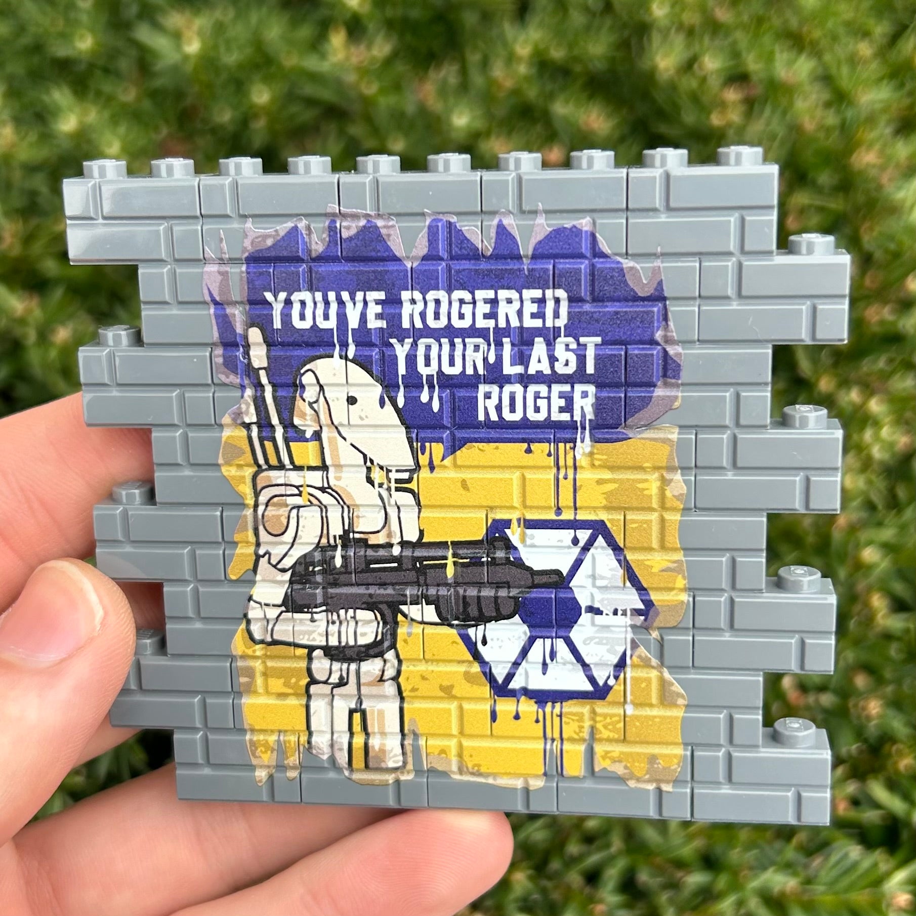 Roger Graffiti Wallbrick (Dark Bluish Grey) – BrickTactical